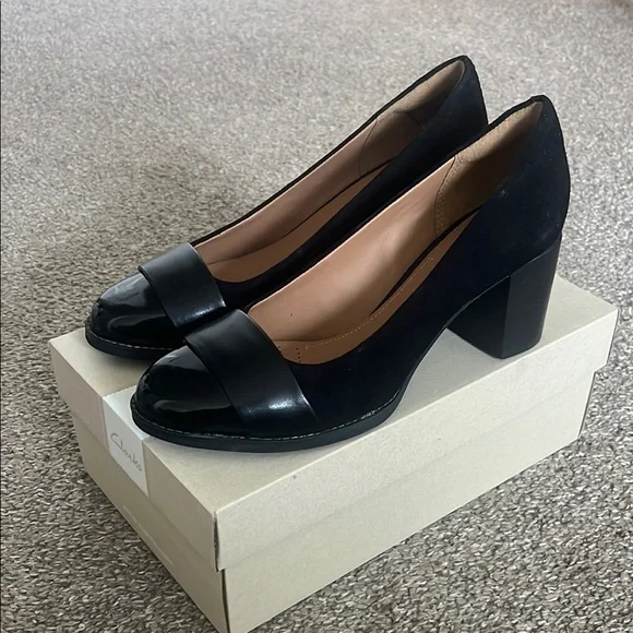 Clarks Black Block Heel Pumps with Glossy Finish - Picture 2 of 5